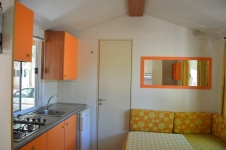 vieste cucina soggiorno bungalow in campeggio tranquillo e ombreggiato